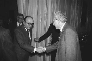 Il Presidente della Repubblica Francesco Cossiga riceve in udienza Piero Barucci, presidente dell'ABI, con lo scultore Emilio Greco realizzatore della fontana "con Nereide" a Londra, e gli esponenti delle Banche che ne hanno finanziato la realizzazione, per fare omaggio di un volume dedicato all'artista