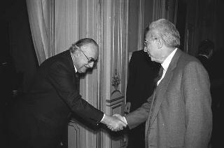 Il Presidente della Repubblica Francesco Cossiga riceve in udienza Piero Barucci, presidente dell'ABI, con lo scultore Emilio Greco realizzatore della fontana "con Nereide" a Londra, e gli esponenti delle Banche che ne hanno finanziato la realizzazione, per fare omaggio di un volume dedicato all'artista