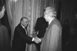 Il Presidente della Repubblica Francesco Cossiga riceve in udienza Piero Barucci, presidente dell'ABI, con lo scultore Emilio Greco realizzatore della fontana "con Nereide" a Londra, e gli esponenti delle Banche che ne hanno finanziato la realizzazione, per fare omaggio di un volume dedicato all'artista