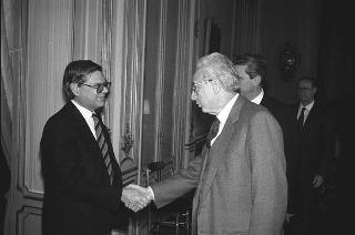 Il Presidente della Repubblica Francesco Cossiga riceve in udienza Piero Barucci, presidente dell'ABI, con lo scultore Emilio Greco realizzatore della fontana "con Nereide" a Londra, e gli esponenti delle Banche che ne hanno finanziato la realizzazione, per fare omaggio di un volume dedicato all'artista