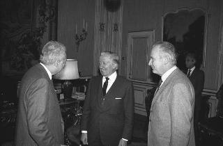 Il Presidente della Repubblica Francesco Cossiga riceve in udienza Gianni Merlini, presidente della UTET, con Alessandro Beretta Anguissola, autore del "Trattato delle malattie cardiovascolari", per fare omaggio dell'opera