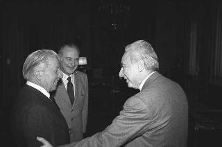 Il Presidente della Repubblica Francesco Cossiga riceve in udienza Gianni Merlini, presidente della UTET, con Alessandro Beretta Anguissola, autore del "Trattato delle malattie cardiovascolari", per fare omaggio dell'opera