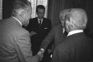 Il Presidente della Repubblica Francesco Cossiga riceve in udienza Gianni Merlini, presidente della UTET, con Alessandro Beretta Anguissola, autore del "Trattato delle malattie cardiovascolari", per fare omaggio dell'opera