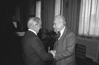 Il Presidente della Repubblica Francesco Cossiga riceve in udienza Gianni Merlini, presidente della UTET, con Alessandro Beretta Anguissola, autore del "Trattato delle malattie cardiovascolari", per fare omaggio dell'opera