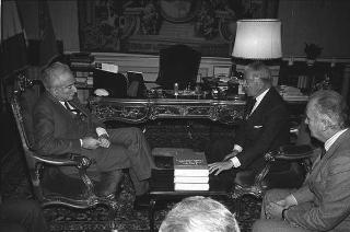 Il Presidente della Repubblica Francesco Cossiga riceve in udienza Gianni Merlini, presidente della UTET, con Alessandro Beretta Anguissola, autore del "Trattato delle malattie cardiovascolari", per fare omaggio dell'opera