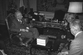 Il Presidente della Repubblica Francesco Cossiga riceve in udienza Gianni Merlini, presidente della UTET, con Alessandro Beretta Anguissola, autore del "Trattato delle malattie cardiovascolari", per fare omaggio dell'opera