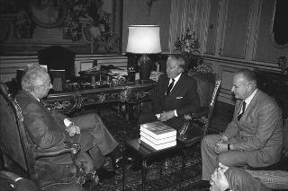 Il Presidente della Repubblica Francesco Cossiga riceve in udienza Gianni Merlini, presidente della UTET, con Alessandro Beretta Anguissola, autore del "Trattato delle malattie cardiovascolari", per fare omaggio dell'opera