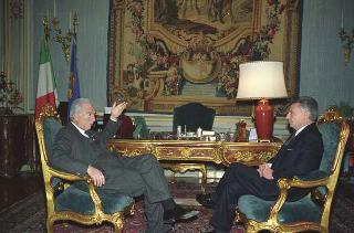Il Presidente della Repubblica Francesco Cossiga riceve l'Ambasciatore Franco Ferretti, nuovo capo del Cerimoniale diplomatico della Repubblica
