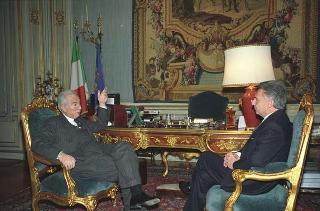 Il Presidente della Repubblica Francesco Cossiga riceve l'Ambasciatore Franco Ferretti, nuovo capo del Cerimoniale diplomatico della Repubblica