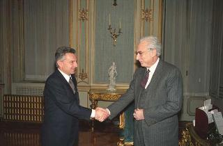 Il Presidente della Repubblica Francesco Cossiga riceve l'Ambasciatore Franco Ferretti, nuovo capo del Cerimoniale diplomatico della Repubblica