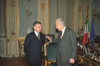 Il Presidente della Repubblica Francesco Cossiga riceve l'Ambasciatore Franco Ferretti, nuovo capo del Cerimoniale diplomatico della Repubblica