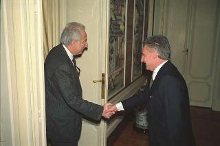 Il Presidente della Repubblica Francesco Cossiga riceve l'Ambasciatore Franco Ferretti, nuovo capo del Cerimoniale diplomatico della Repubblica