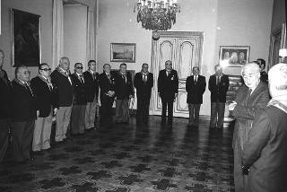 Il Presidente della Repubblica Francesco Cossiga con il Generale di Squadra Aerea Catullo Nardi, presidente dell'Associazione Arma Aeronautica, e i componenti il Consiglio nazionale