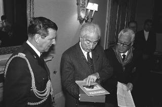 Il Presidente della Repubblica Francesco Cossiga con il Generale di Squadra Aerea Catullo Nardi, presidente dell'Associazione Arma Aeronautica, e i componenti il Consiglio nazionale