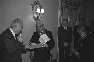 Il Presidente della Repubblica Francesco Cossiga con il Generale di Squadra Aerea Catullo Nardi, presidente dell'Associazione Arma Aeronautica, e i componenti il Consiglio nazionale