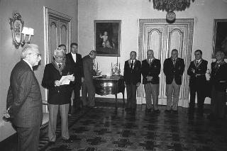 Il Presidente della Repubblica Francesco Cossiga con il Generale di Squadra Aerea Catullo Nardi, presidente dell'Associazione Arma Aeronautica, e i componenti il Consiglio nazionale