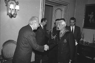 Il Presidente della Repubblica Francesco Cossiga con il Generale di Squadra Aerea Catullo Nardi, presidente dell'Associazione Arma Aeronautica, e i componenti il Consiglio nazionale