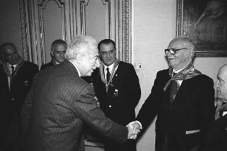 Il Presidente della Repubblica Francesco Cossiga con il Generale di Squadra Aerea Catullo Nardi, presidente dell'Associazione Arma Aeronautica, e i componenti il Consiglio nazionale