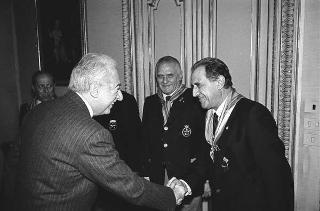 Il Presidente della Repubblica Francesco Cossiga con il Generale di Squadra Aerea Catullo Nardi, presidente dell'Associazione Arma Aeronautica, e i componenti il Consiglio nazionale