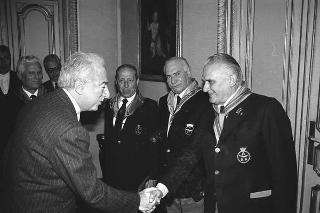 Il Presidente della Repubblica Francesco Cossiga con il Generale di Squadra Aerea Catullo Nardi, presidente dell'Associazione Arma Aeronautica, e i componenti il Consiglio nazionale