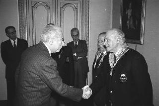 Il Presidente della Repubblica Francesco Cossiga con il Generale di Squadra Aerea Catullo Nardi, presidente dell'Associazione Arma Aeronautica, e i componenti il Consiglio nazionale