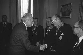Il Presidente della Repubblica Francesco Cossiga con il Generale di Squadra Aerea Catullo Nardi, presidente dell'Associazione Arma Aeronautica, e i componenti il Consiglio nazionale