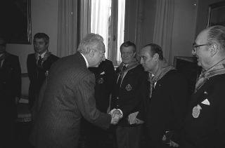 Il Presidente della Repubblica Francesco Cossiga con il Generale di Squadra Aerea Catullo Nardi, presidente dell'Associazione Arma Aeronautica, e i componenti il Consiglio nazionale