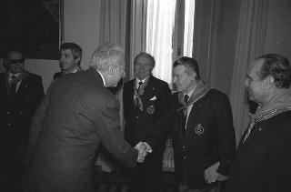 Il Presidente della Repubblica Francesco Cossiga con il Generale di Squadra Aerea Catullo Nardi, presidente dell'Associazione Arma Aeronautica, e i componenti il Consiglio nazionale