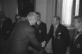Il Presidente della Repubblica Francesco Cossiga con il Generale di Squadra Aerea Catullo Nardi, presidente dell'Associazione Arma Aeronautica, e i componenti il Consiglio nazionale