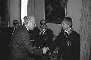 Il Presidente della Repubblica Francesco Cossiga con il Generale di Squadra Aerea Catullo Nardi, presidente dell'Associazione Arma Aeronautica, e i componenti il Consiglio nazionale
