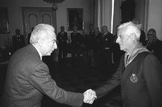Il Presidente della Repubblica Francesco Cossiga con il Generale di Squadra Aerea Catullo Nardi, presidente dell'Associazione Arma Aeronautica, e i componenti il Consiglio nazionale
