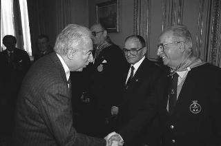 Il Presidente della Repubblica Francesco Cossiga con il Generale di Squadra Aerea Catullo Nardi, presidente dell'Associazione Arma Aeronautica, e i componenti il Consiglio nazionale