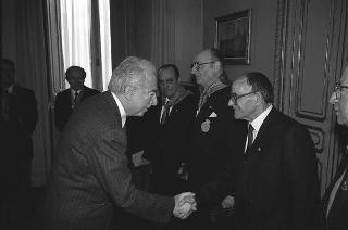 Il Presidente della Repubblica Francesco Cossiga con il Generale di Squadra Aerea Catullo Nardi, presidente dell'Associazione Arma Aeronautica, e i componenti il Consiglio nazionale
