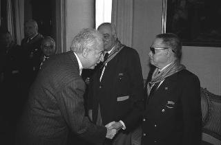 Il Presidente della Repubblica Francesco Cossiga con il Generale di Squadra Aerea Catullo Nardi, presidente dell'Associazione Arma Aeronautica, e i componenti il Consiglio nazionale