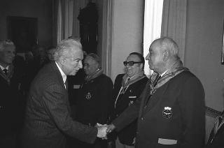 Il Presidente della Repubblica Francesco Cossiga con il Generale di Squadra Aerea Catullo Nardi, presidente dell'Associazione Arma Aeronautica, e i componenti il Consiglio nazionale