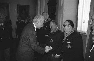Il Presidente della Repubblica Francesco Cossiga con il Generale di Squadra Aerea Catullo Nardi, presidente dell'Associazione Arma Aeronautica, e i componenti il Consiglio nazionale