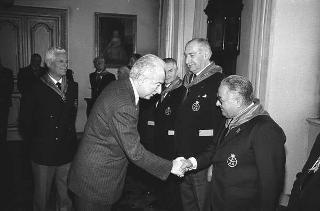 Il Presidente della Repubblica Francesco Cossiga con il Generale di Squadra Aerea Catullo Nardi, presidente dell'Associazione Arma Aeronautica, e i componenti il Consiglio nazionale