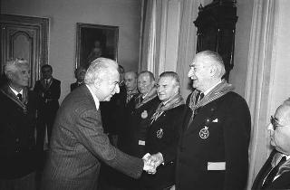 Il Presidente della Repubblica Francesco Cossiga con il Generale di Squadra Aerea Catullo Nardi, presidente dell'Associazione Arma Aeronautica, e i componenti il Consiglio nazionale