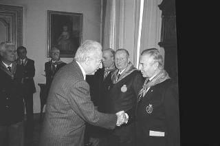 Il Presidente della Repubblica Francesco Cossiga con il Generale di Squadra Aerea Catullo Nardi, presidente dell'Associazione Arma Aeronautica, e i componenti il Consiglio nazionale
