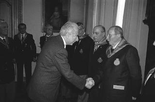 Il Presidente della Repubblica Francesco Cossiga con il Generale di Squadra Aerea Catullo Nardi, presidente dell'Associazione Arma Aeronautica, e i componenti il Consiglio nazionale