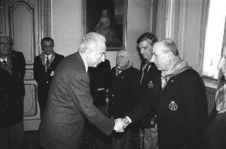 Il Presidente della Repubblica Francesco Cossiga con il Generale di Squadra Aerea Catullo Nardi, presidente dell'Associazione Arma Aeronautica, e i componenti il Consiglio nazionale