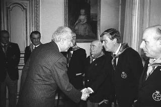 Il Presidente della Repubblica Francesco Cossiga con il Generale di Squadra Aerea Catullo Nardi, presidente dell'Associazione Arma Aeronautica, e i componenti il Consiglio nazionale