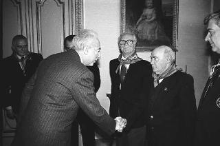 Il Presidente della Repubblica Francesco Cossiga con il Generale di Squadra Aerea Catullo Nardi, presidente dell'Associazione Arma Aeronautica, e i componenti il Consiglio nazionale