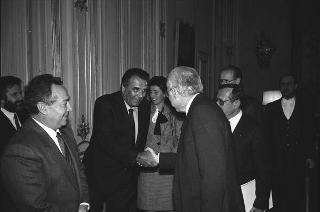 Incontro del Presidente della Repubblica Francesco Cossiga con Gian Carlo Ferretto, presidente della Fondazione "Il Campiello", con gli esponenti del Premio e Raffaele Nigro,vincitore dell'edizione del 1987
