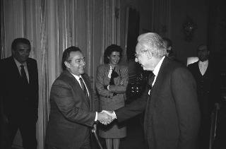 Incontro del Presidente della Repubblica Francesco Cossiga con Gian Carlo Ferretto, presidente della Fondazione "Il Campiello", con gli esponenti del Premio e Raffaele Nigro,vincitore dell'edizione del 1987