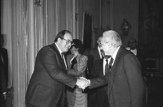 Incontro del Presidente della Repubblica Francesco Cossiga con Gian Carlo Ferretto, presidente della Fondazione "Il Campiello", con gli esponenti del Premio e Raffaele Nigro,vincitore dell'edizione del 1987