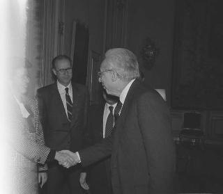 Incontro del Presidente della Repubblica Francesco Cossiga con Gian Carlo Ferretto, presidente della Fondazione "Il Campiello", con gli esponenti del Premio e Raffaele Nigro,vincitore dell'edizione del 1987