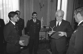Incontro con una delegazione di allievi dell'Accademia Aeronautica di Pozzuoli, in servizio di Guardia d'Onore al Palazzo del Quirinale
