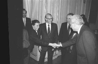 Incontro del Presidente della Repubblica Francesco Cossiga con Giorgio Tecce, preside della Facoltà di scienze matematiche fisiche e naturali dell'Università "La Sapienza" di Roma, con la professoressa Rita Levi Montalcini e François Jacob, in occasione del conferimento della laurea "honoris causa" in Scienze Biologiche ai due Premi Nobel
