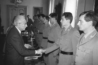 Incontro con una delegazione di allievi della Scuola sottufficiali della Guardia di Finanza, in servizio di Guardia d'Onore al Palazzo del Quirinale